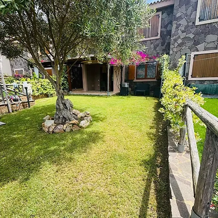 House With Private Garden بيت للعطل *